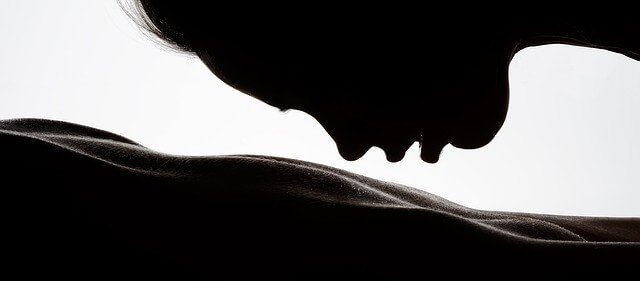 Mujer besando sensualmente a otra en sus partes íntimas